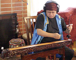 Bui Huu Nhut on Vietnamese đàn bầu at recording session